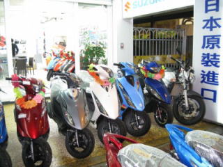 台湾の街には５０ｍおきにコンビニがあると言いますが、　バイク店もかなり有ります。　台湾スズキのニューモデルはアドレスＶ１２５のグレードアップ版　アドレスＺ１２５　です。ヨシムラバージョンも有り。